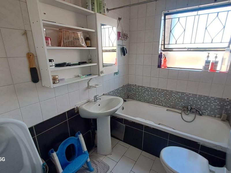 2 Bedroom Groundfloor Apartment with Carport in Secure Complex - Photo 10