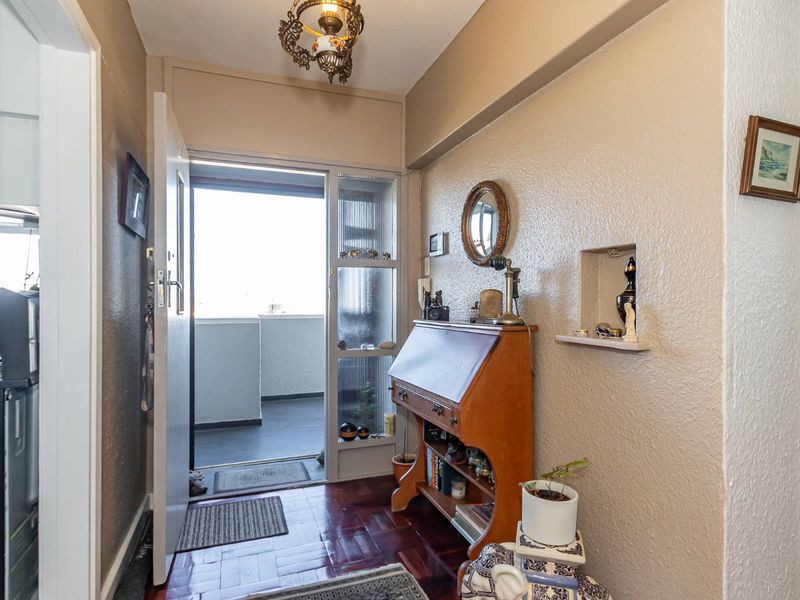 SECURE, SPACIOUS LOCK UP & GO APARTMENT - Photo 10