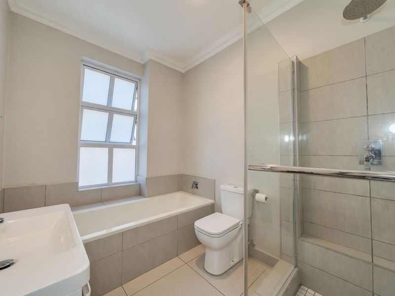 GORGEOUS 3 BEDROOM LONDON STYLE APARTMENT FOR SALE IN BRYANSTON!!!! - Photo 9
