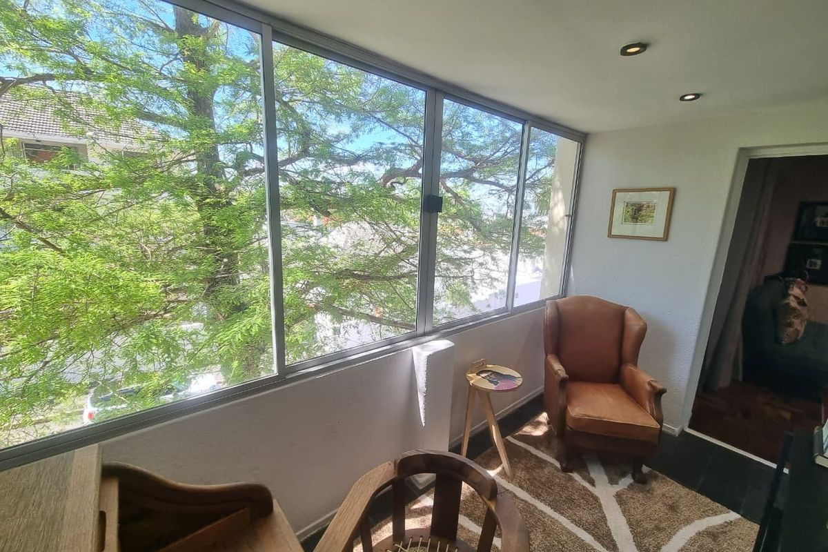 Stunning Furnished 2-Bedroom Apartment for Rent in Tamboerskloof - Photo 5