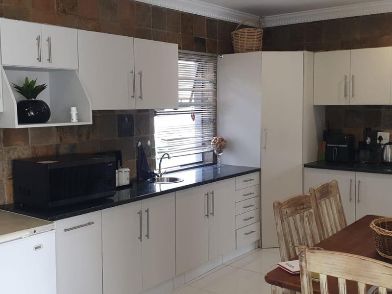 Spacious 3-Bedroom Family Home in Rooihuiskraal - Photo 10