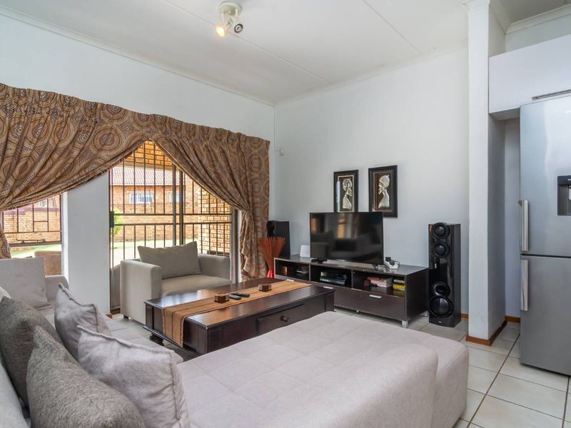 Where Contemporary Design Meets Every day Ease - Photo 5