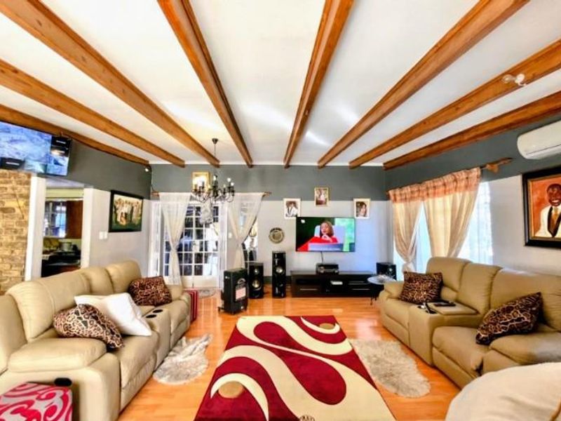 A Beautiful family home - Photo 2