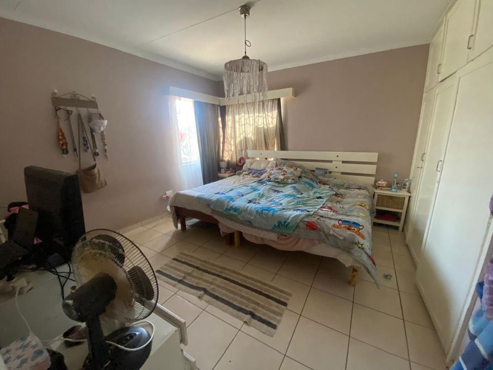Main bedroom with BIC