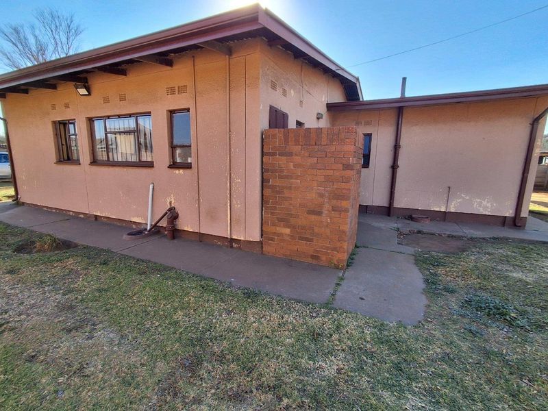 3-Bedroom Home with Garage, Storeroom, Carport & Spacious Backyard - Photo 3