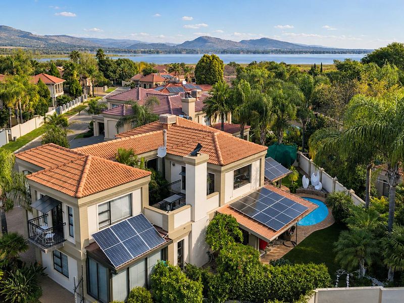 Spacious Family Home with Solar Power & Heated Swimming Pool - Photo 1