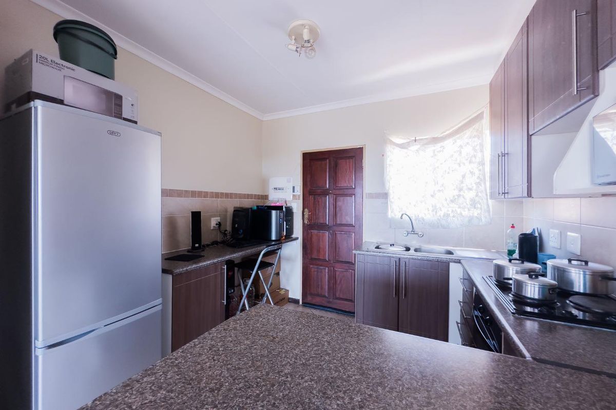2 Bedroom Townhouse With A Balcony - Photo 3