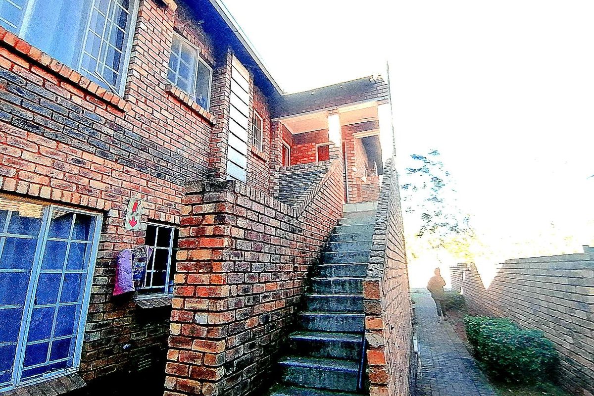 Modern Two-Bedroom Apartment in Secure Complex with Balcony - Photo 4