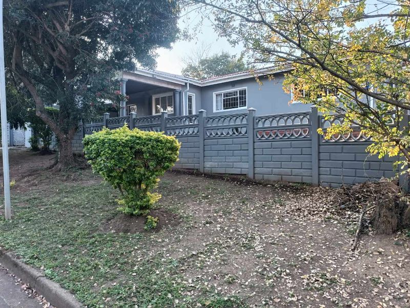 🏡 Spacious 4-Bedroom Family Home with Separate Flatlet to Rent in Lincoln Meade - Photo 3
