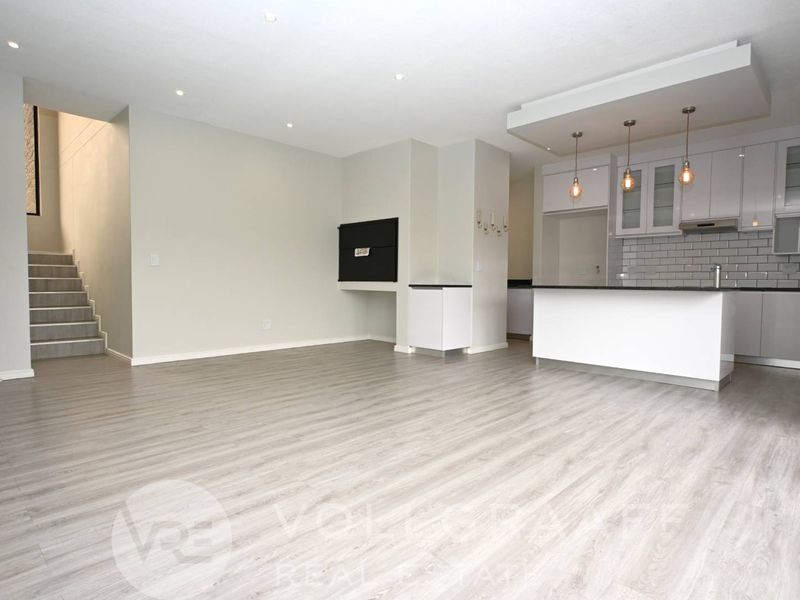 Modern Upmarket Townhouse to Rent - 1 August 2026 - Photo 2