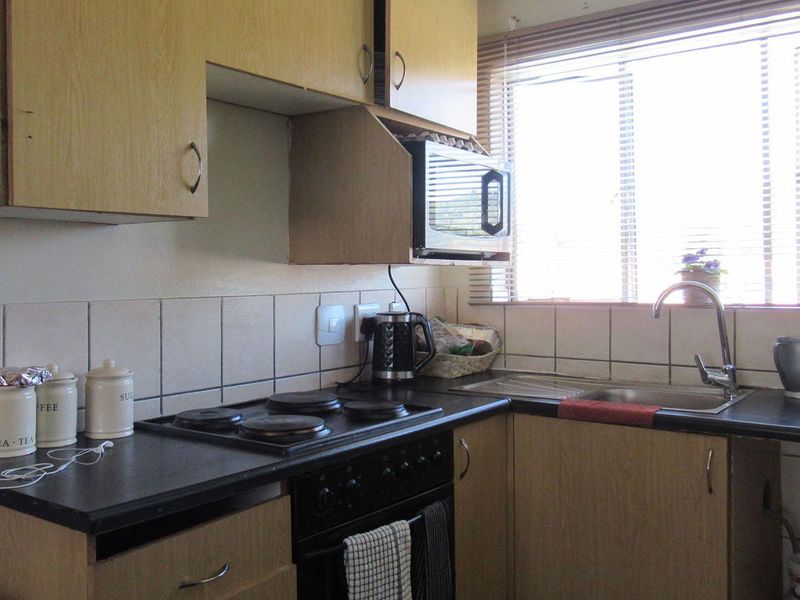 Modern 2-Bedroom Townhouse in Meredale for Sale - Photo 6