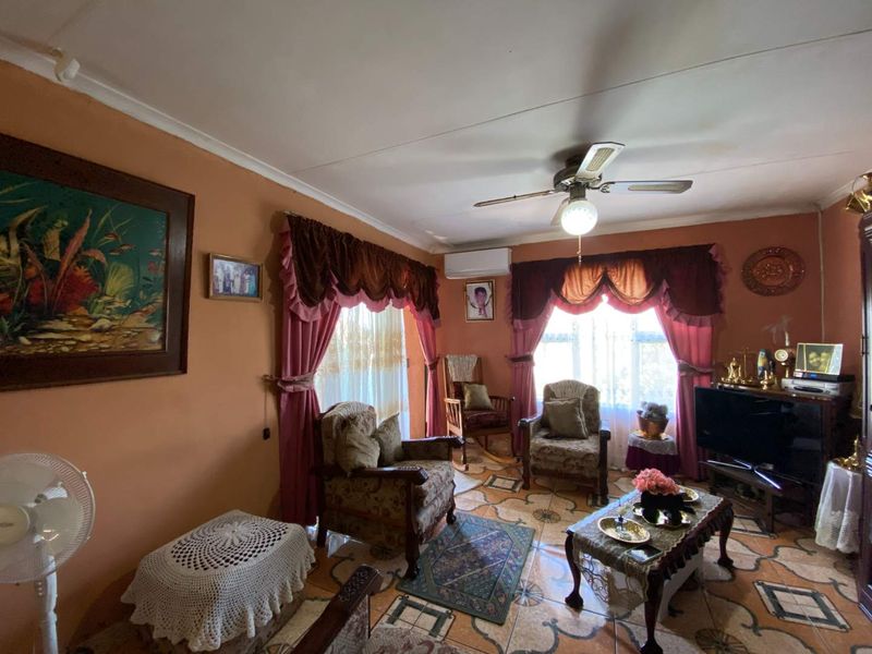 Stylish Freestanding Home in Newlands West – Tranquil Setting with Lush Gardens & Prime Convenience - Photo 4