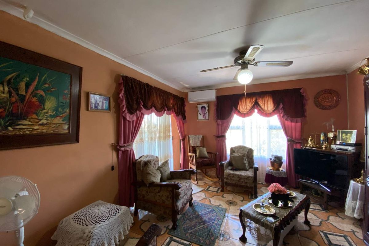 Stylish Freestanding Home in Newlands West – Tranquil Setting with Lush Gardens & Prime Convenience - Photo 4