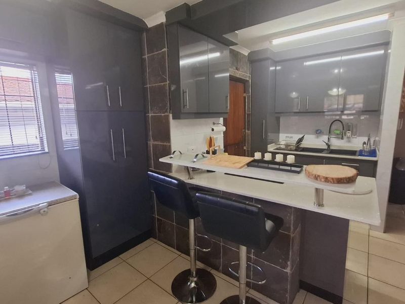 Spacious 3-Bed Home with Parking in Escombe - Photo 8