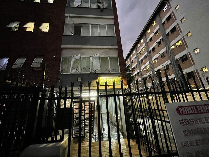 Charming 2.5 Bedroom Apartment in a Secure Complex - Photo 2