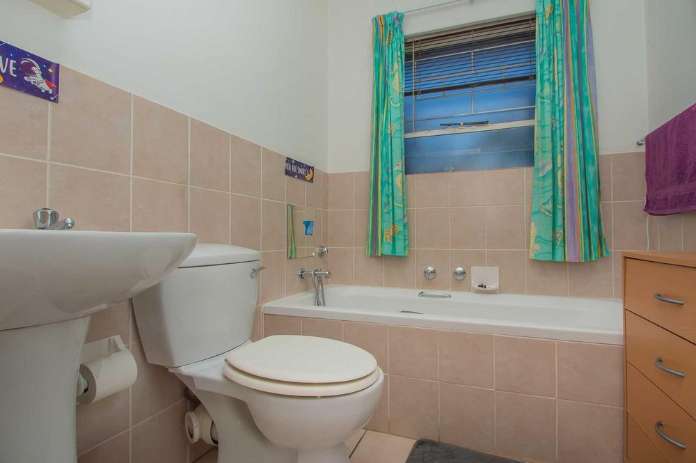 Neat family bathroom 