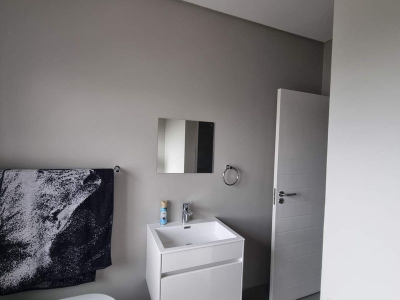 Modern 3-Bedroom Home with Outdoor Jacuzzi in a Prestigious Olivedale Estate - Photo 10