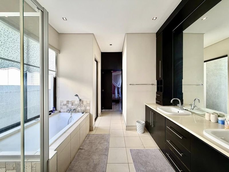 4 Bedroom House For Sale in Luxury Hill - Photo 10