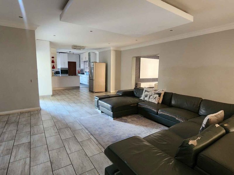 5 Bedroom Family Home For Sale in Ninapark - Photo 5
