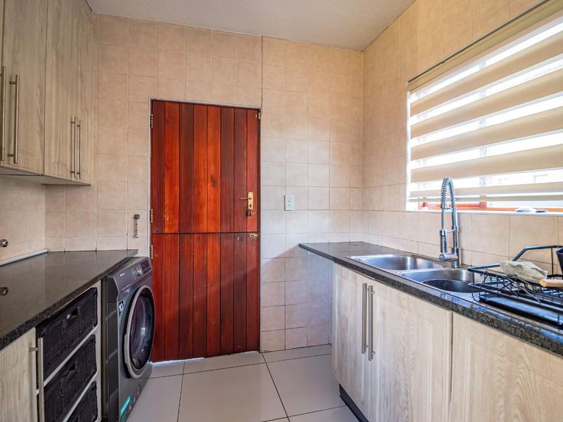 Beautiful family home in secure lifestyle estate - Photo 7