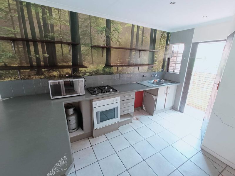 BEAUTIFUL TOWNHOUSE IN SECURE COMPLEX FOR SALE!!!! - Photo 2