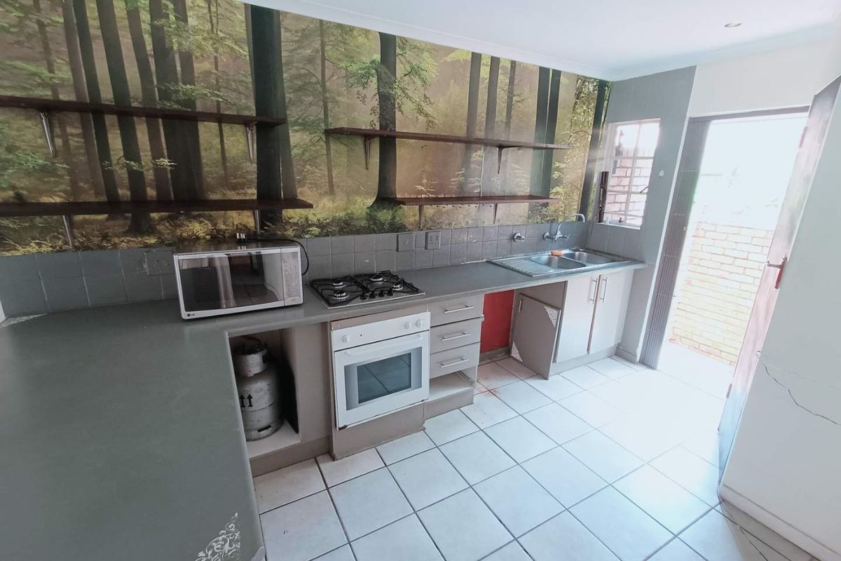 BEAUTIFUL TOWNHOUSE IN SECURE COMPLEX FOR SALE!!!! - Photo 2