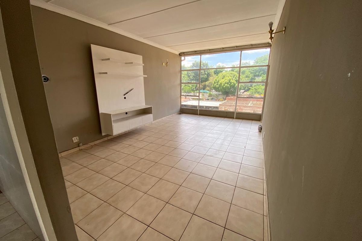 Cozy 2-bedroom spacious apartment for sale in Florida Lake - Photo 2