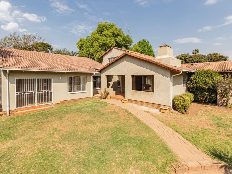 Prime location, fixer upper, lots of great exposure. Opportunity not to be missed - Photo 8