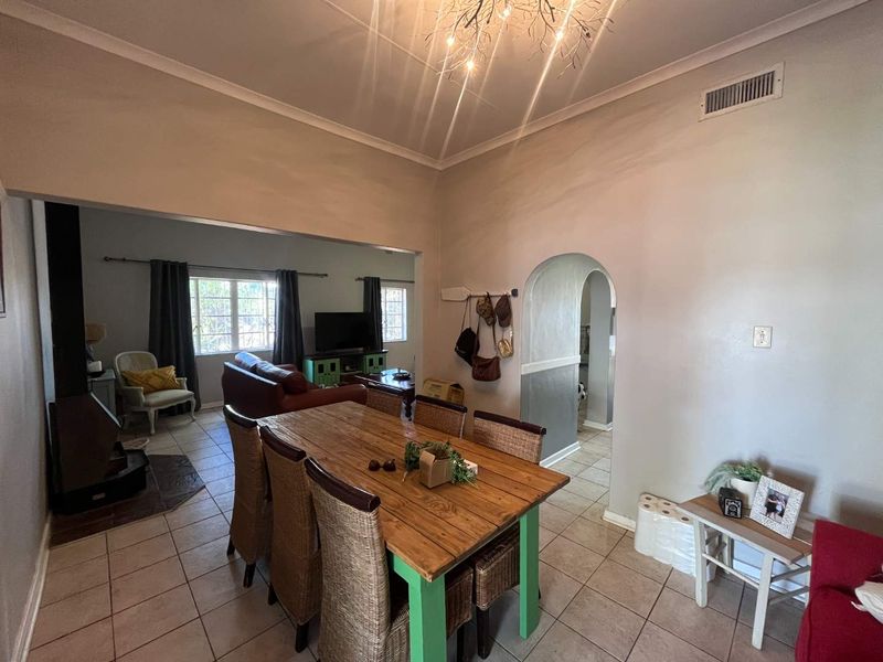 Spacious 4-Bedroom Family Home with 2 Flats in Prime Location - Photo 3