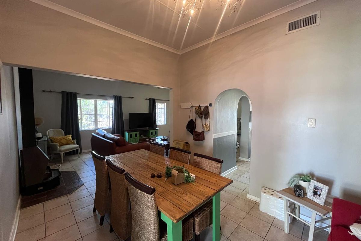 Spacious 4-Bedroom Family Home with 2 Flats in Prime Location - Photo 3