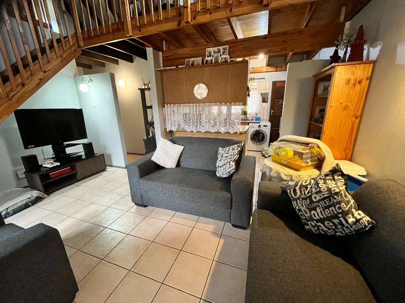 Lovely townhouse in secure guarded complex - Photo 3