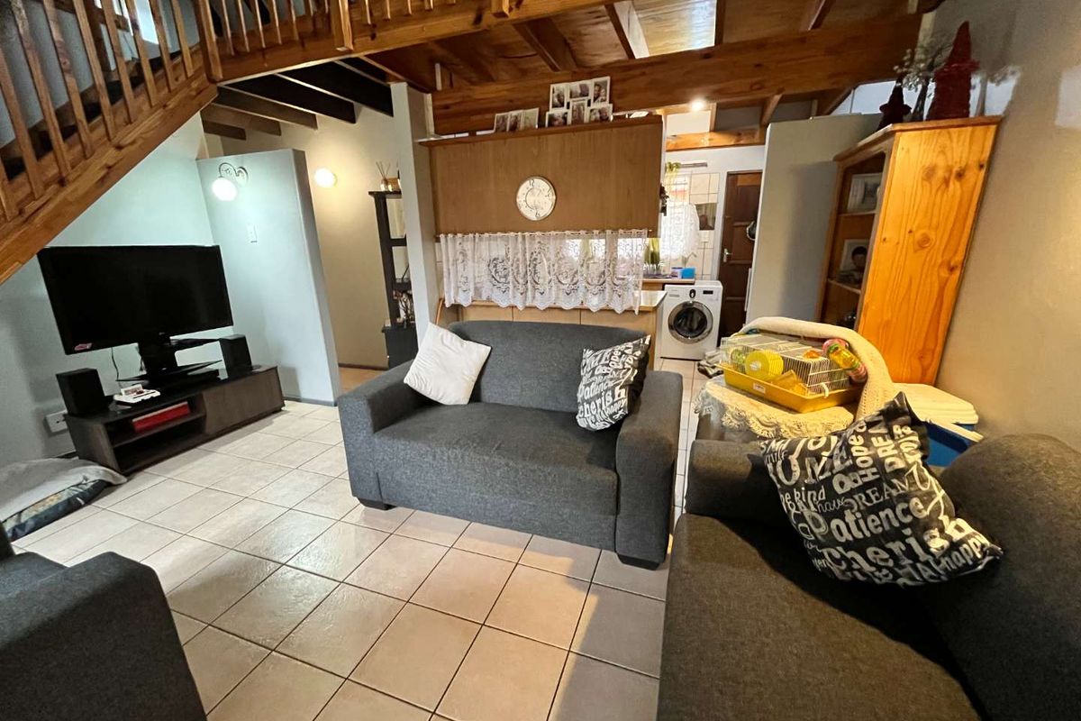 Lovely townhouse in secure guarded complex - Photo 3