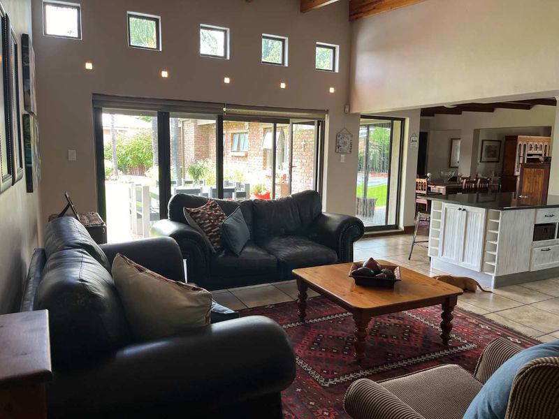 Elegant Architect-Designed Family Home in a Prestigious Neighbourhood - Photo 9