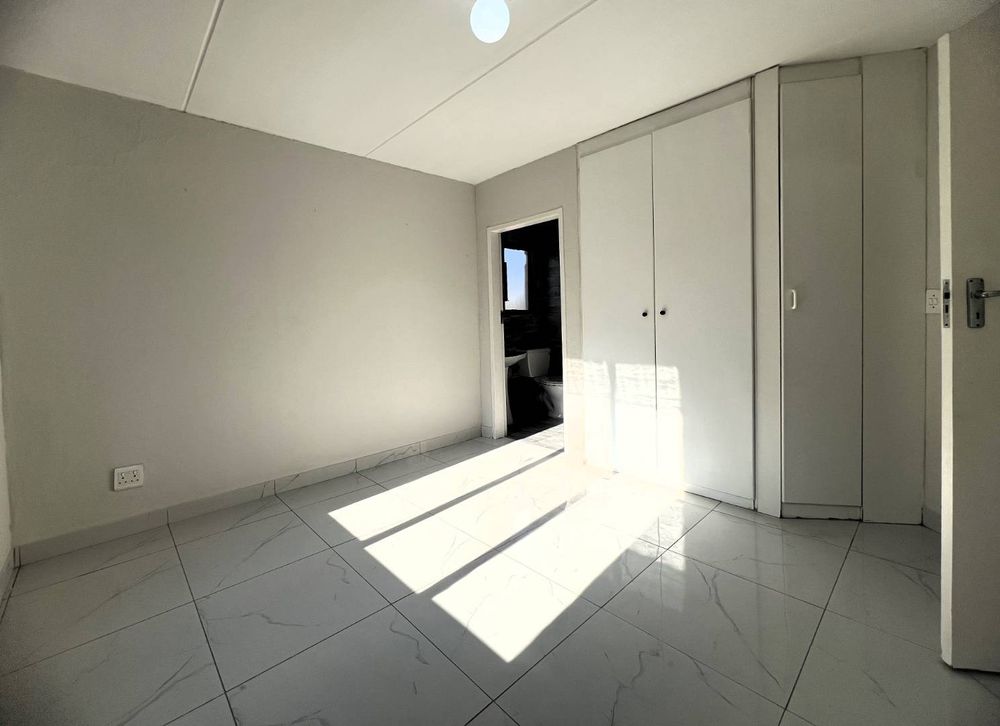 Main with en-suite entrance 