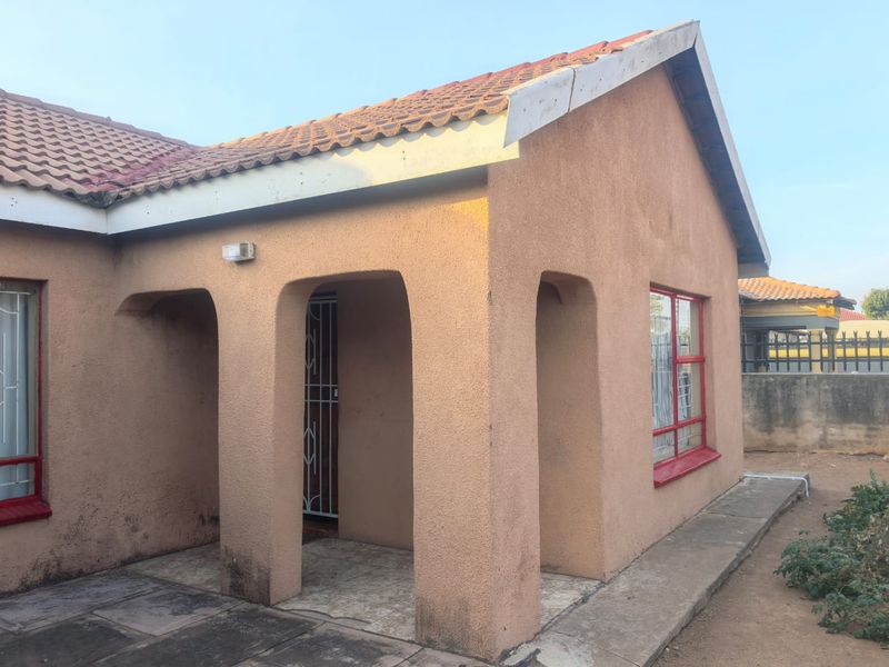3 bedrooms house for sale in Soshanguve F - Photo 4