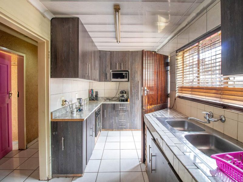 Fix-Me-Up 3 Bedroom house with pool For Sale - Photo 10