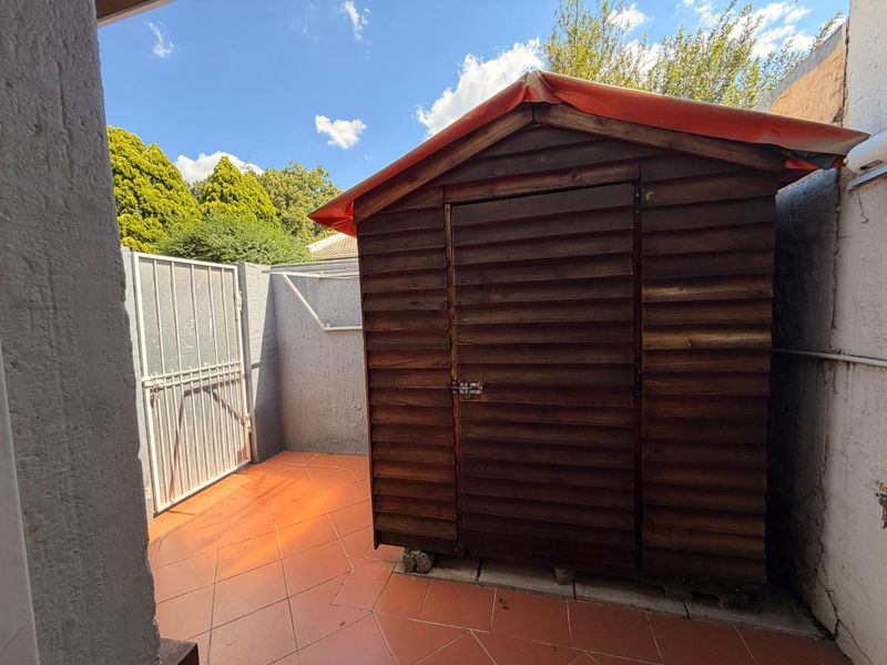 Comfort, Space & Convenience – Immaculate 2-Bedroom Townhouse with 3 Parking Bays in Sandton - Photo 6