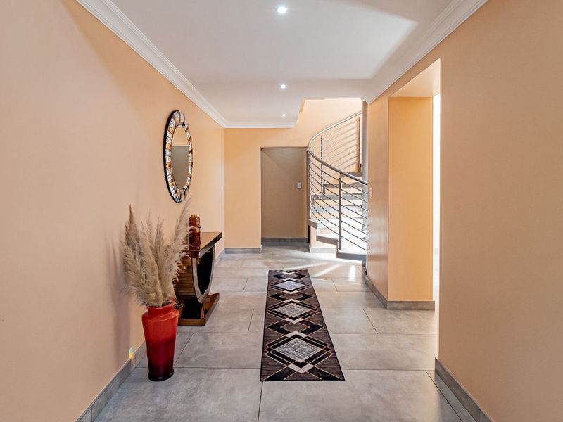 Elegant 4 Bedroom Home on the Greenbelt-The Hills Game Reserve Estate - Photo 3