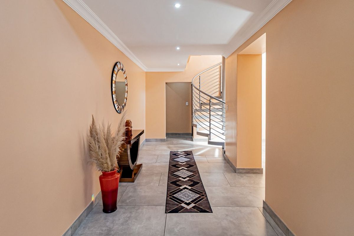 Elegant 4 Bedroom Home on the Greenbelt-The Hills Game Reserve Estate - Photo 3