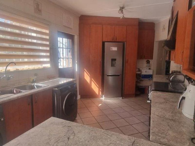 At one with Nature's tranquility. Lovely Location in Mondeor. - Photo 6