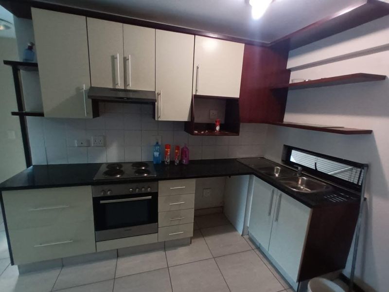 Charming 2-Bedroom Apartment in the Heart of Essenwood, Durban. - Photo 2