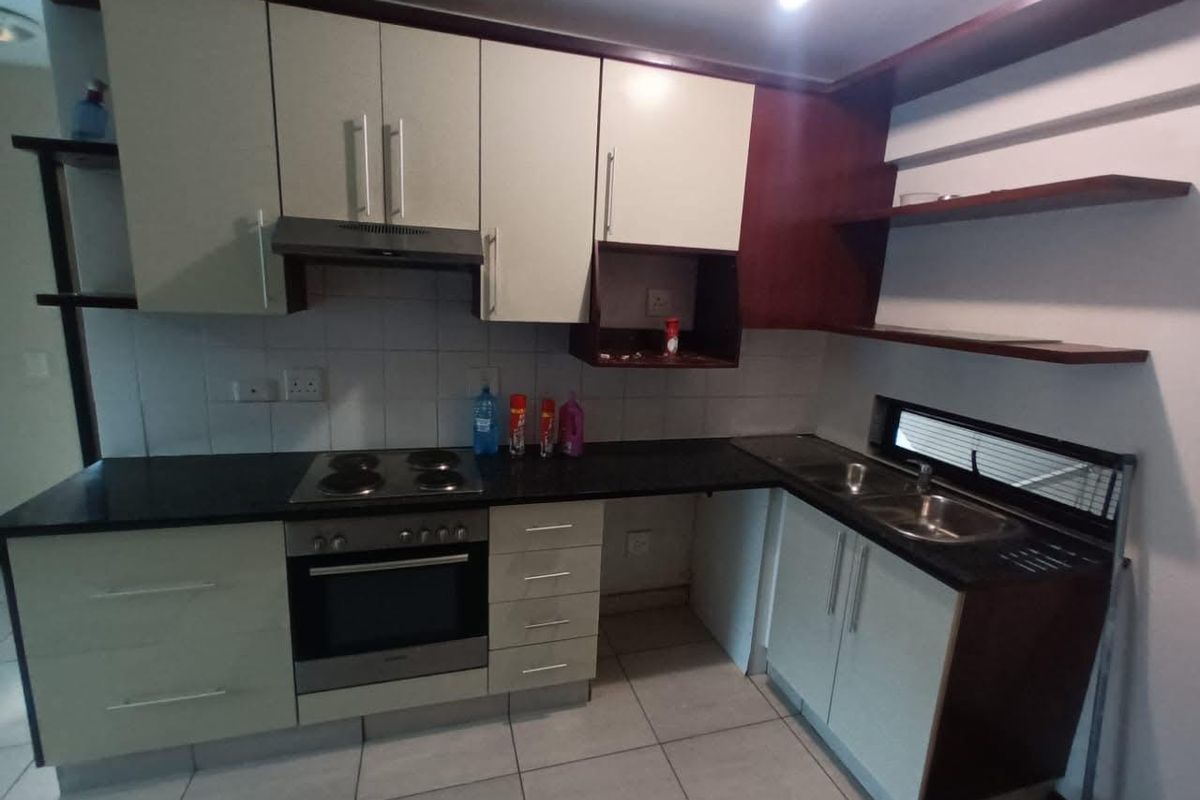 Charming 2-Bedroom Apartment in the Heart of Essenwood, Durban. - Photo 2