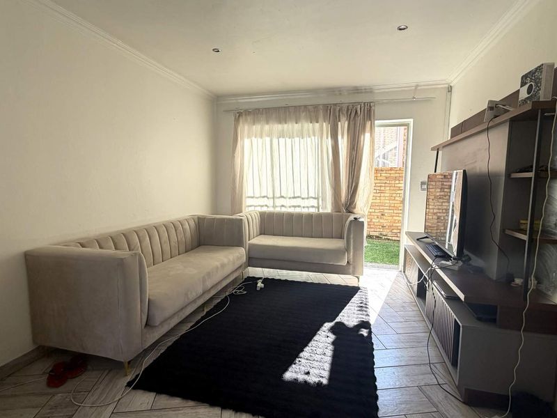 Charming Two-Bedroom Unit with private Garden - Photo 6