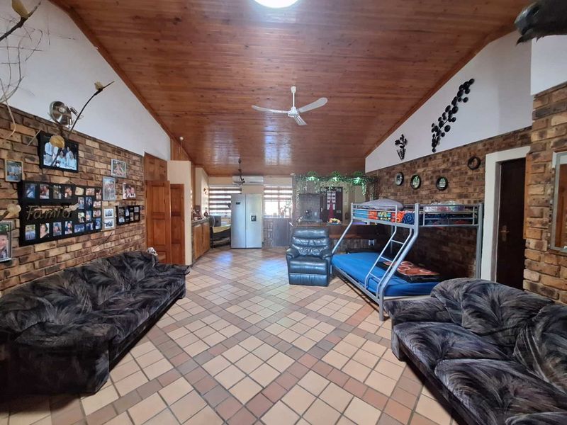 Bushveld Bliss - Spacious 3-Bed House with Modern Comfort - Photo 5