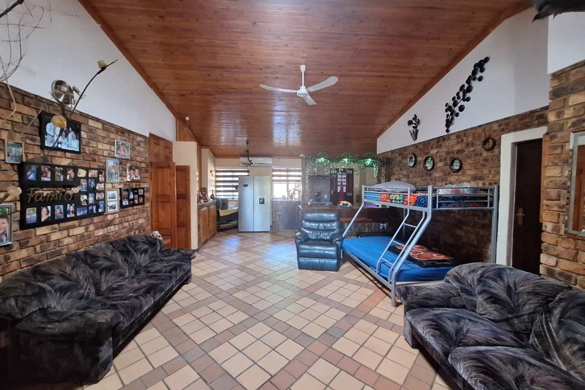 Bushveld Bliss - Spacious 3-Bed House with Modern Comfort - Photo 5