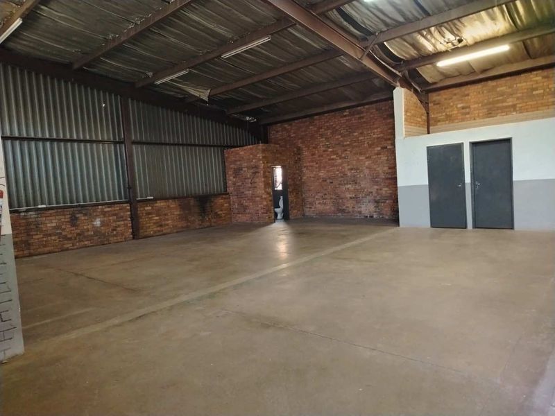 Unlock Potential: 220m2 Commercial Space in Alrode South! - Photo 2