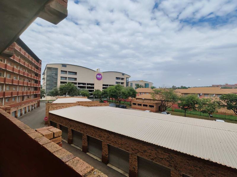 CLOSE TO OUTSURANCE - WALKING DISTANCE FROM CENTURION MALL - Photo 4