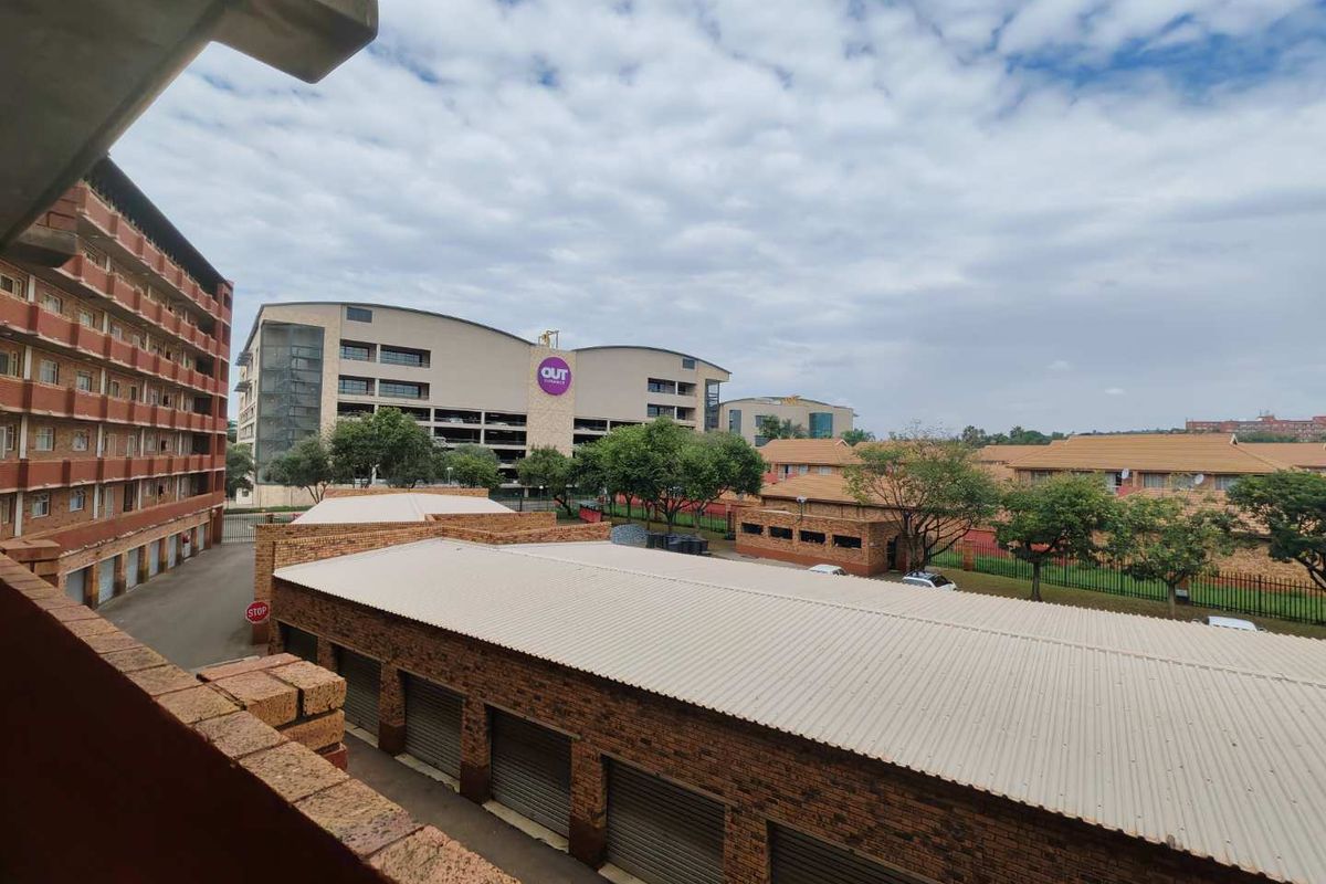 CLOSE TO OUTSURANCE - WALKING DISTANCE FROM CENTURION MALL - Photo 4