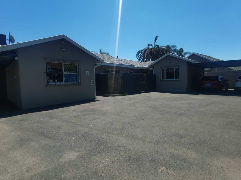 Elegance in an enclosed are in van Riebeeck park - Photo 2