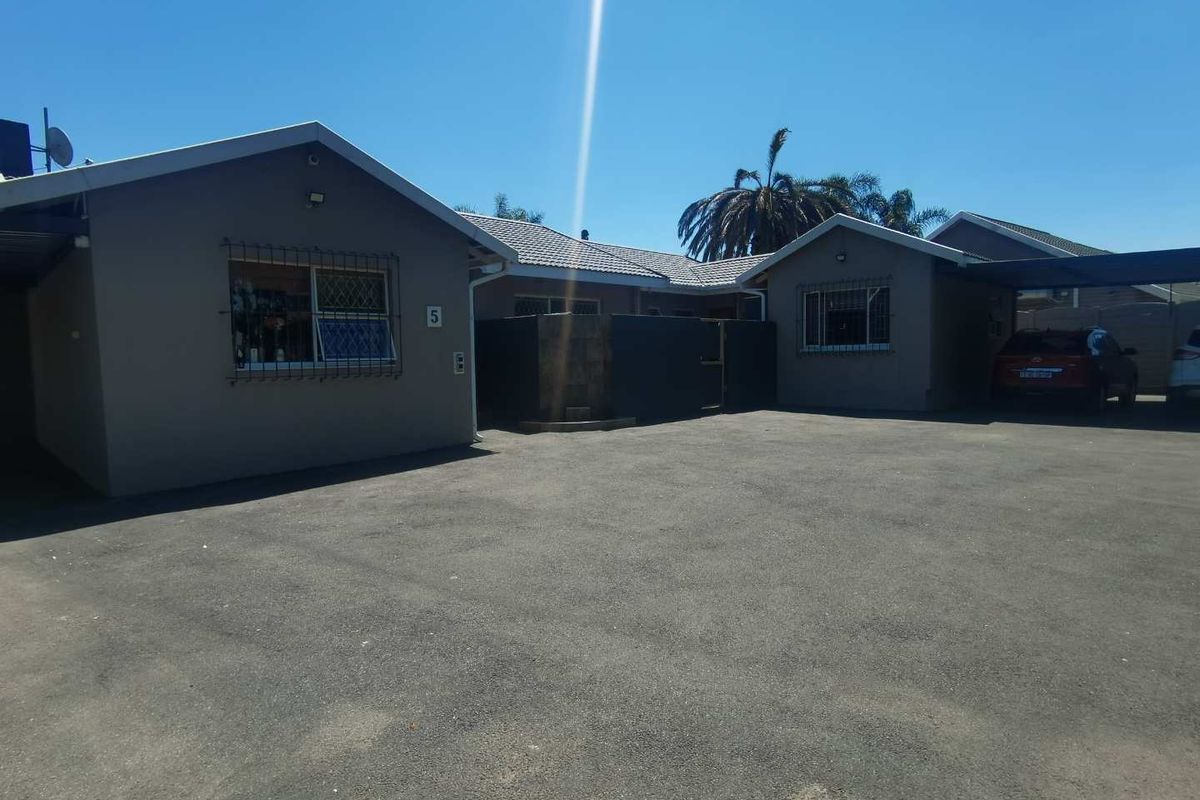 Elegance in an enclosed are in van Riebeeck park - Photo 2